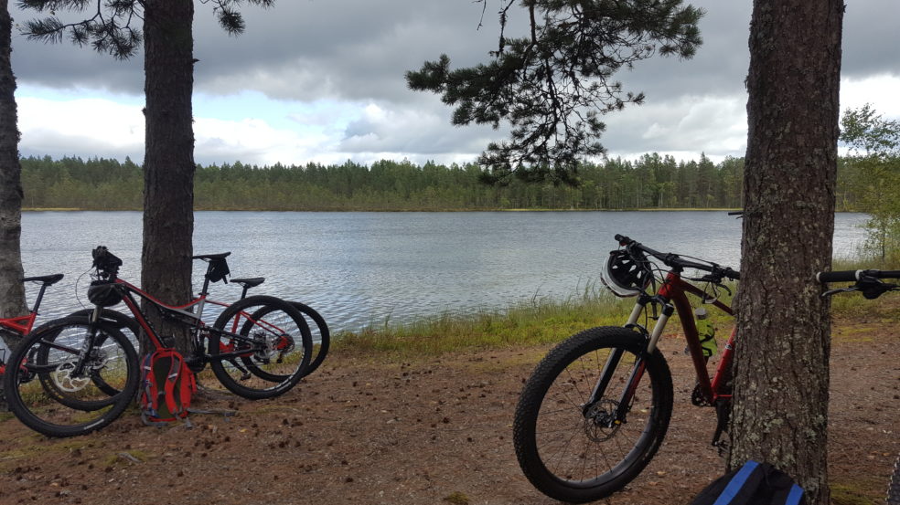 Maastopyörät nojaavat puihin spitaalijärven rannalla