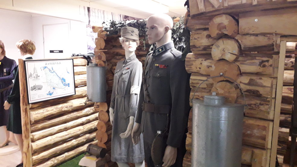 Kuninkaantupa Soini museon uniformut esillä.