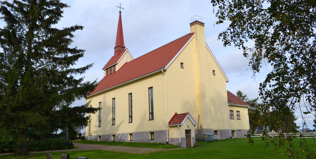 Kitinojan keltainen kirkko Seinäjoella kesällä.