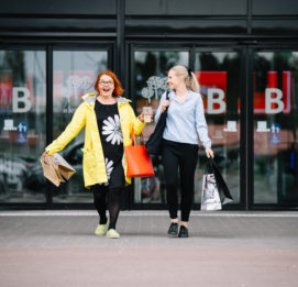 Ideapark Seinäjoki shoppailijat kävelevät ostoskassien kera ideaparkista ulos