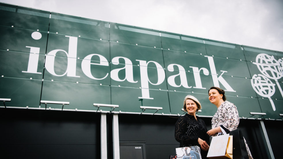 Ideapark Seinäjoki kaksi naista ostoskasseineen seisovat Ideaparkin edessä