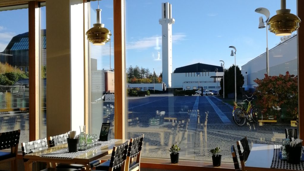 Lakeuden risti näkyy seinäjoen kaupunginteatterin ravintolan ikkunasta pöydistä katsottuna
