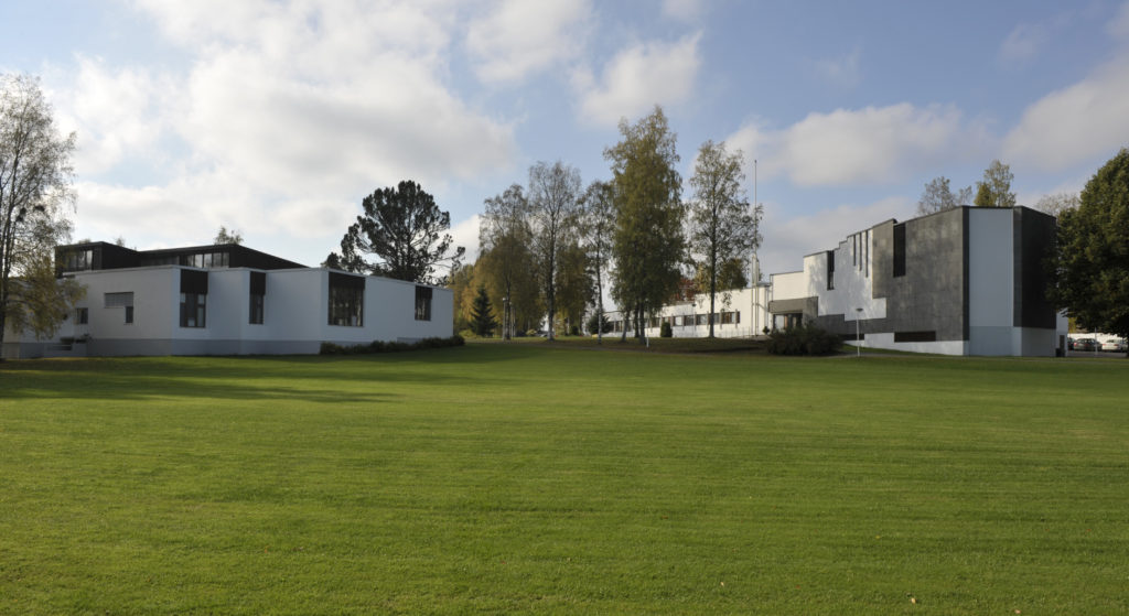 Alajärven kirjasto ja kaupungintalo ovat Alvar Aallon suunnittelemia kokonaisuuksia.