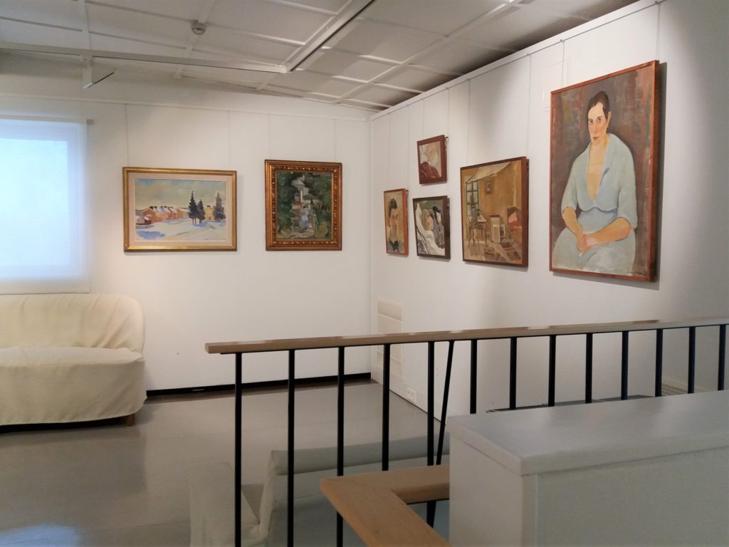 Nelimarkka museon taidenäyttely Alajärvellä. Maalaukset ripustettuna seinälle.