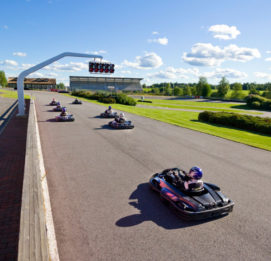 Mika Salo Circuit Powerpark Kauhavalla. Karting autot ajavat kilpaa.