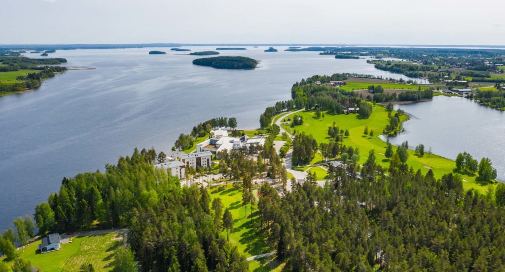 Kesäisiä maisemia Lappajärvellä Hotelli Kivitipun maastossa kuvattuna ilmasta. Hotelli sijaitsee järven rannassa.