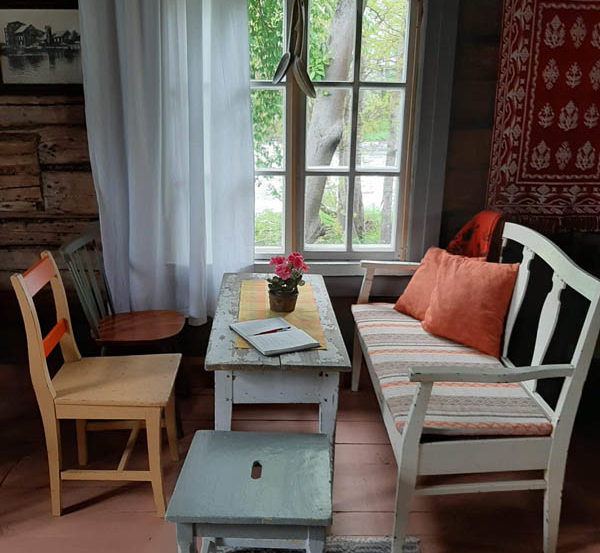 kriikun mylly seinäjoki antiikkisilla huonekaluilla sisustettu kahvilan pöytä