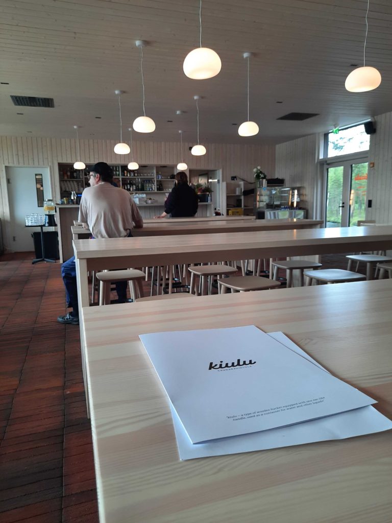 Saunaravintola kiulun menu ja modernit tilat sisällä