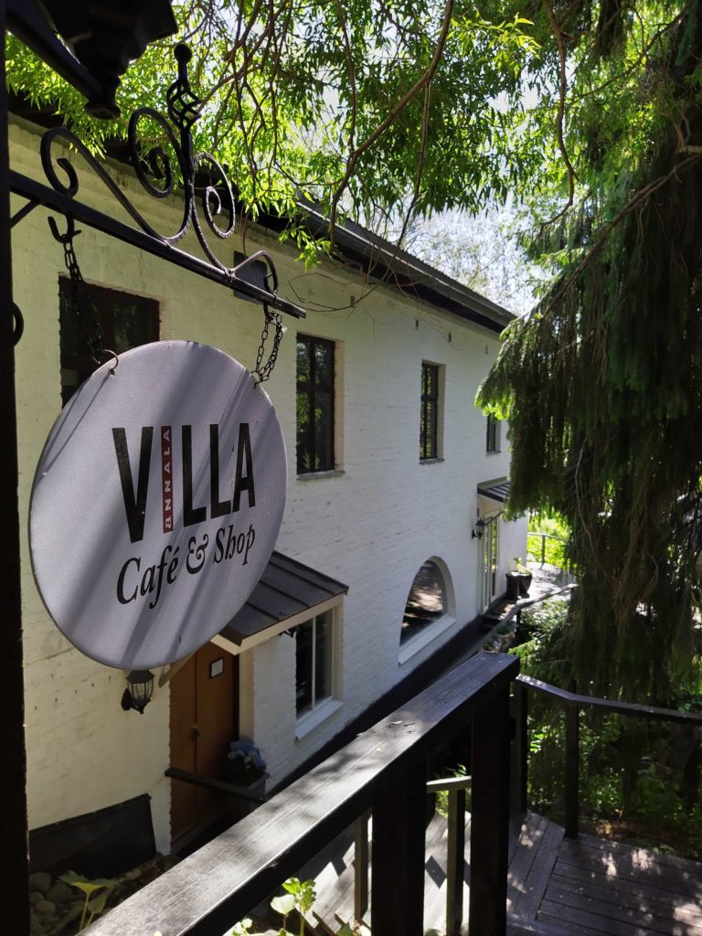 Annalan Villa Cafe & Shop Kyltti kertoo kahvilan ja tehtaanmyymälän sijainnin