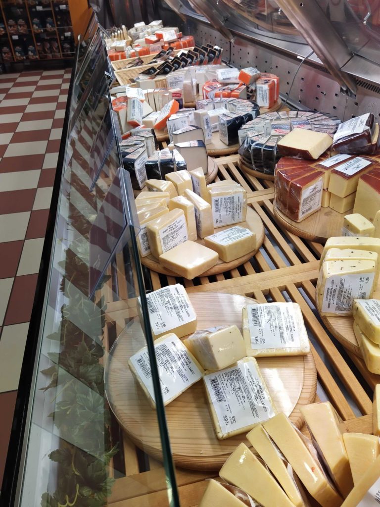 Juustoportin omat juustot hyllyissä odottamassa ostajaansa