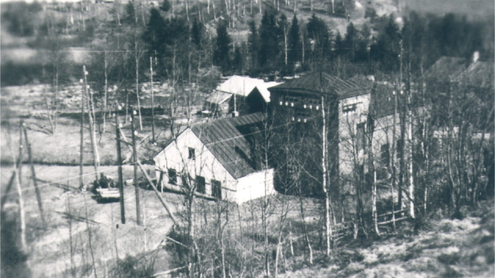 Vanha mustavalkoinen kuva, jossa Jyllinkosken sähkölaitos