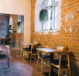 Ravintolasalin tiilinen seinä ja koivuinen puu seinä yhdistää vanhaa ja modernia ilmettä