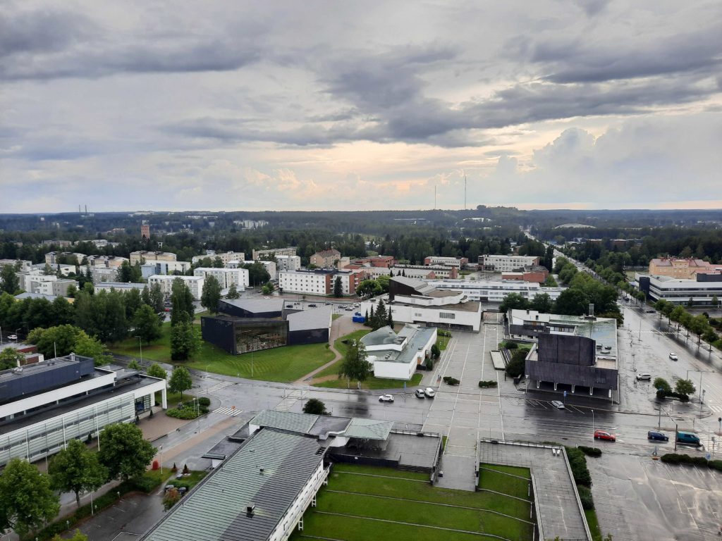 Seinäjoen Aalto-keskus Lakeuden Ristin tornista kuvattuna. 