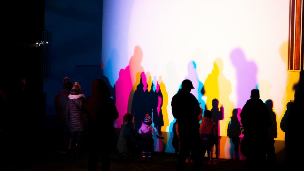 Valotaide esitys Aalto Aesthetics tapahtumassa - Valot heijastettuna seinään