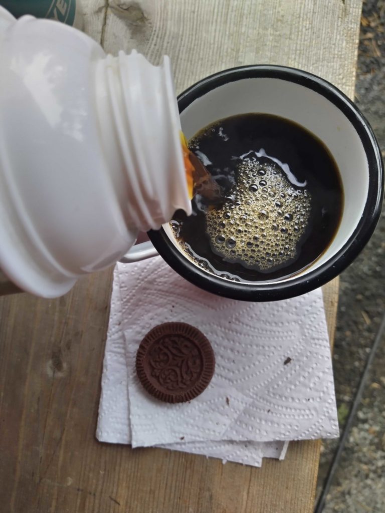 Tauko kahvi kaadetaan mukiin termoksesta