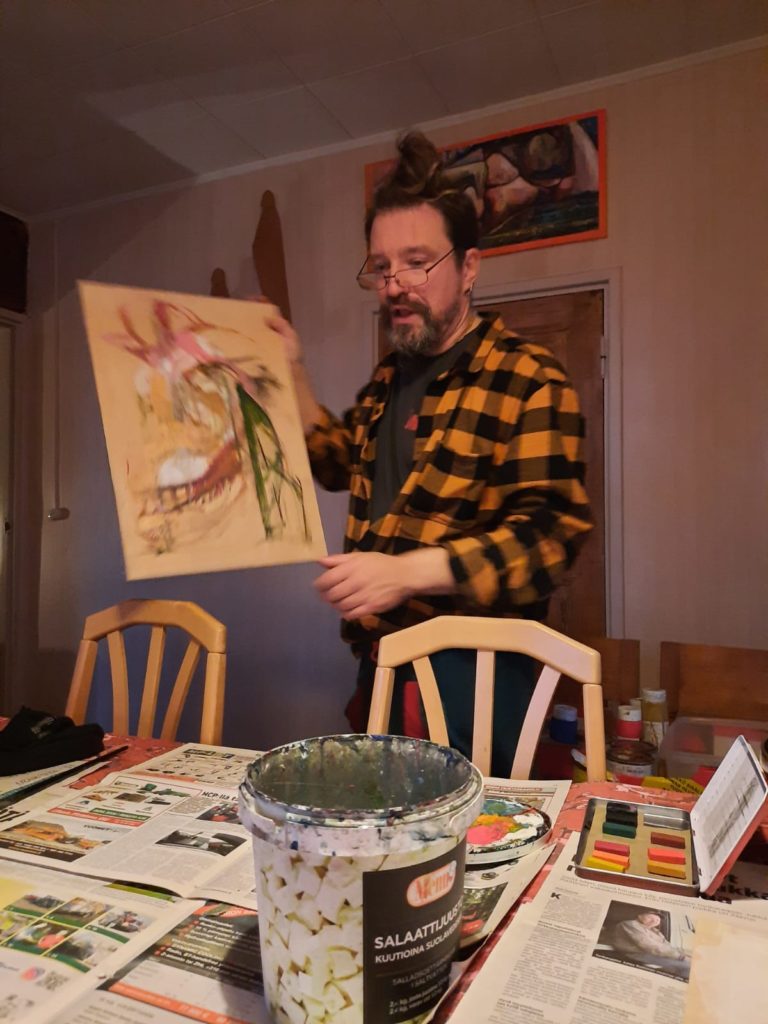 taiteilija Mikki Paajanen opettaa maalausta