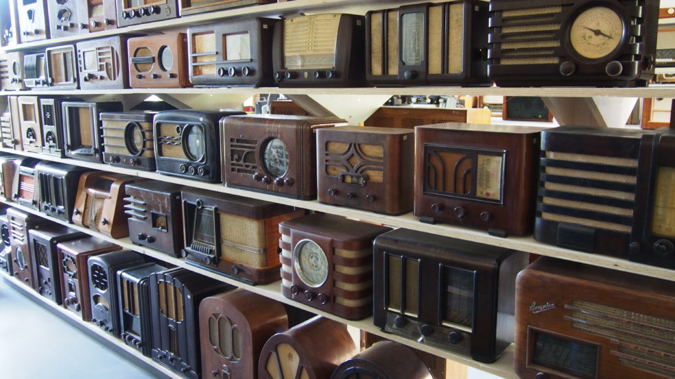 Antiikkiset radiot hyllyissä rivissä museossa