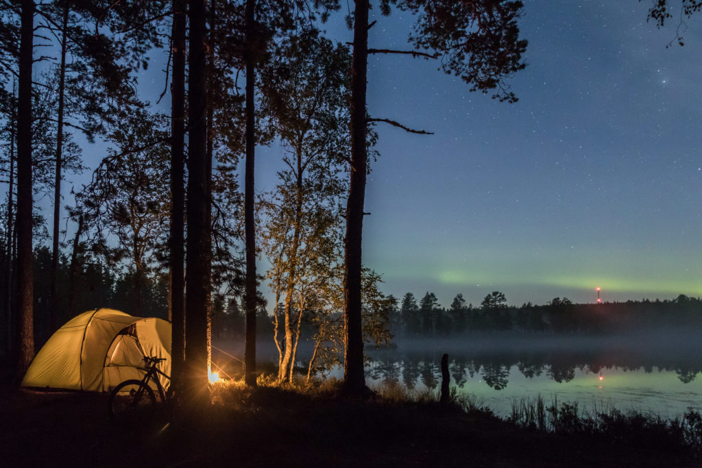 Lauhanvuori - Hämeenkangas UNESCO Global Geopark visit_lakeus teltta järvenrannalla