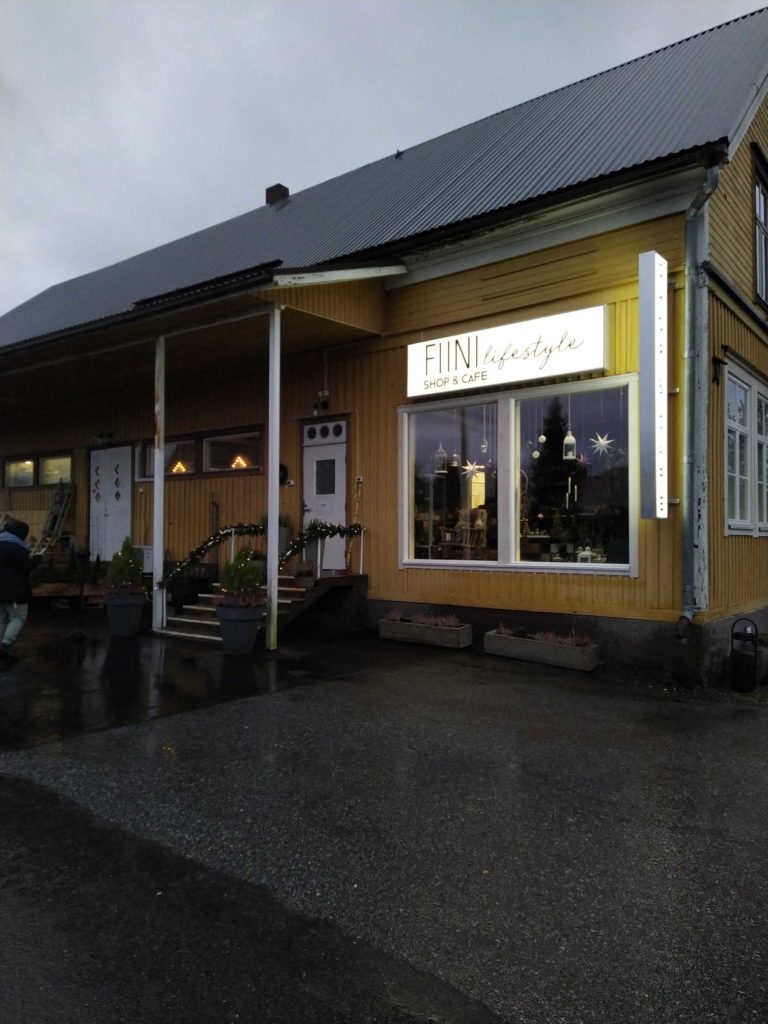Fiini Lifestyle Shop & Cafe julkisivu sateisella kelillä