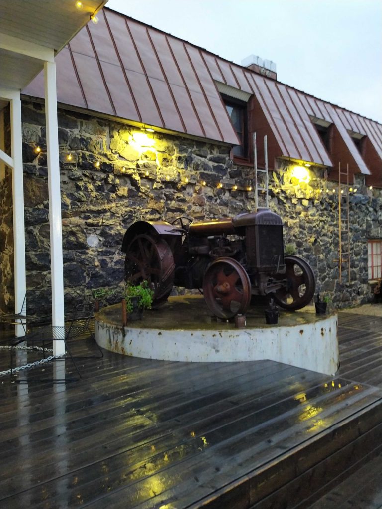 vanha traktori jalustalla kyrö distillery companyn pihassa