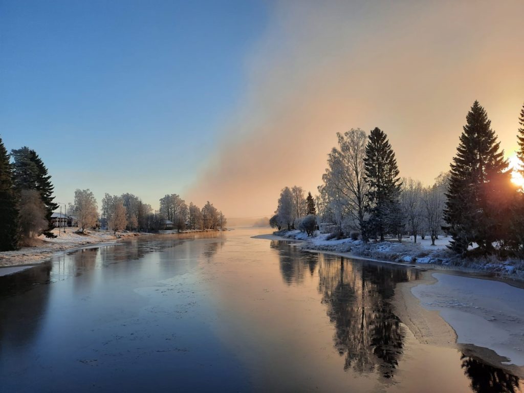 Isokyrö - kyröjoki perttilänsillalta talvella. Joki heijastaa talvista maisemaa