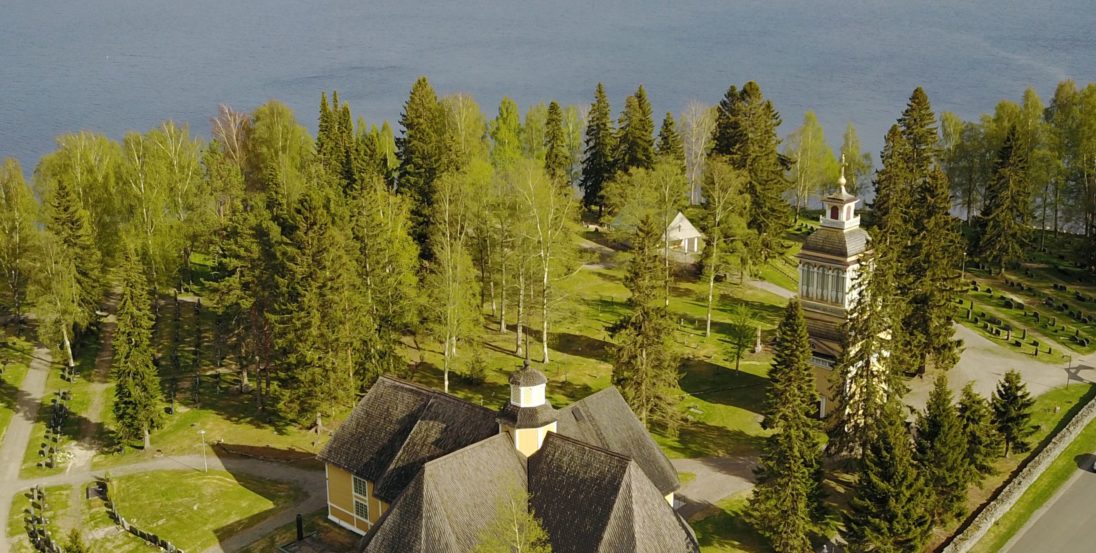 Lappajärven kirkko sijaitsee metsikössä lähes järven rannalla.