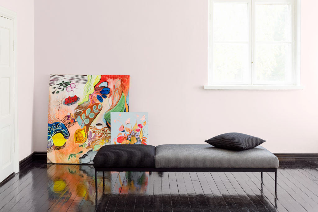 Annalan Villa Cafe & Shop showroomin sohva huoneessa, maalaukset taustalla seinää vasten