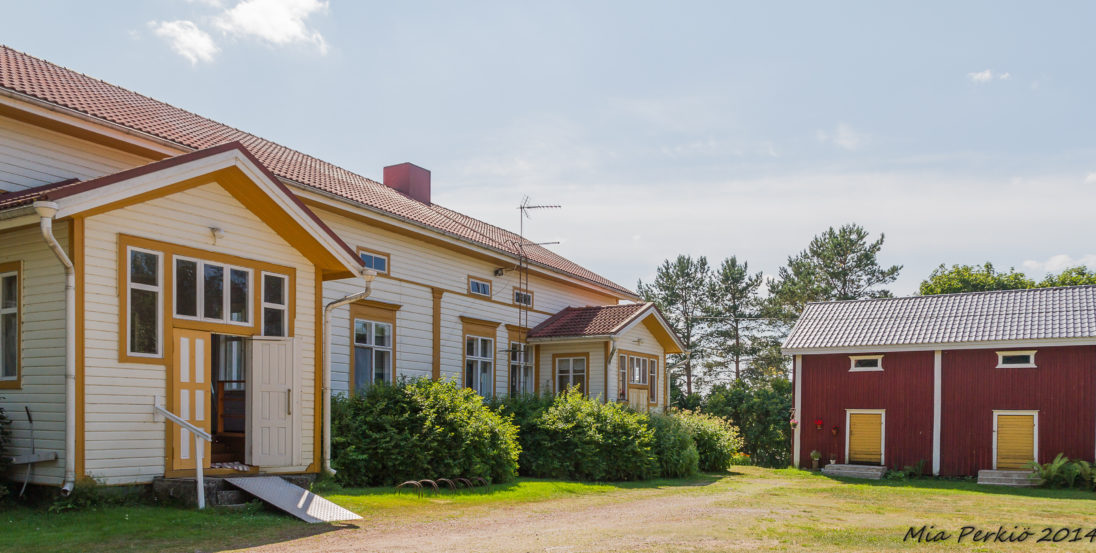 Isojoen kotiseutumuseo. Perinteiset Etelä-Pohjalaiset rakennukset kuvattuna kesällä alkuperäisessä värityksessään.
