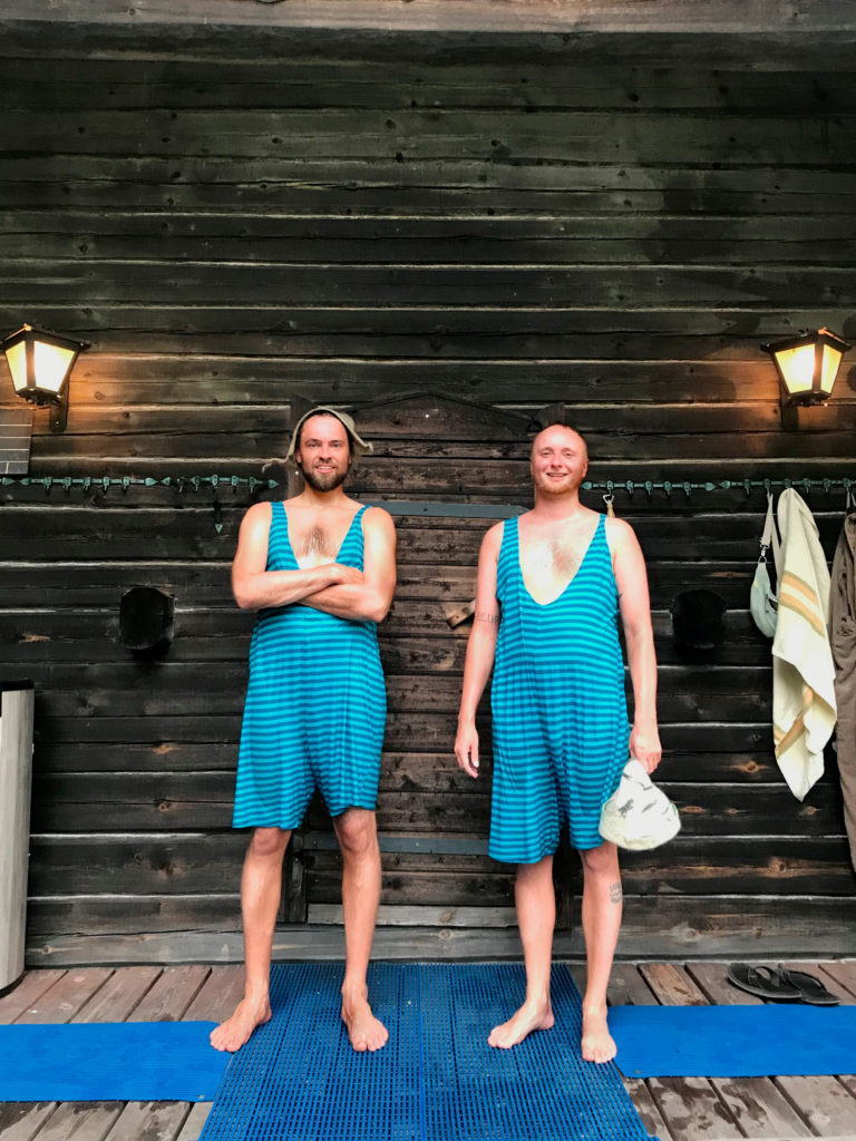 Saunakonkeli vaikuttajat saunatrikoot päällä saunan edessä