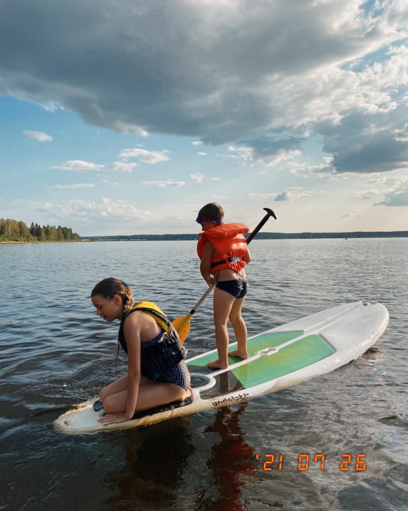 Kuortaneen urheiluopisto sup lautailevat lapset järvellä