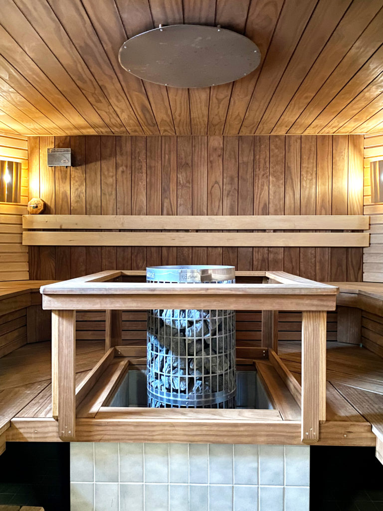 moderni sauna, jossa kiuas keskellä saunaa