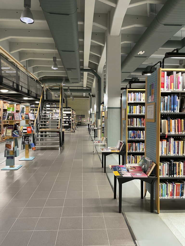 Kirjasto vanhassa paukussa huokuu modernisuutta perinteisessä kulttuurikeskuksessa