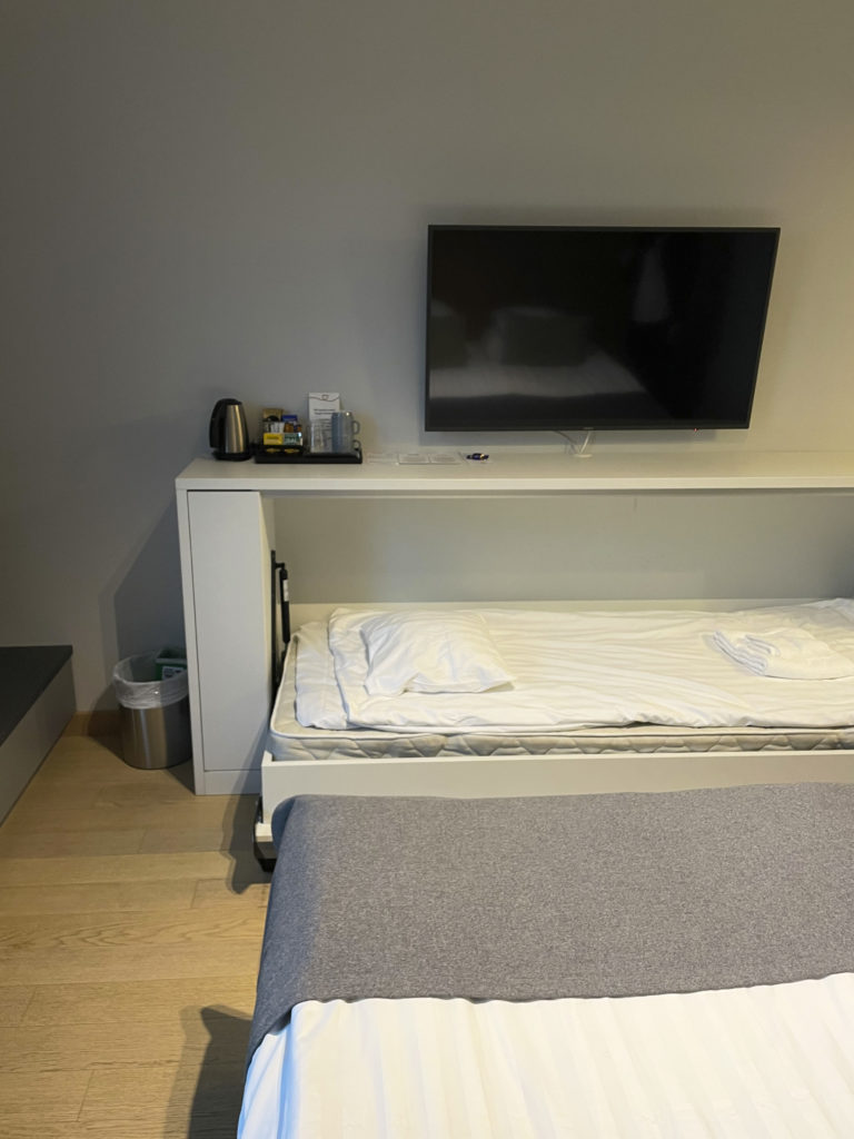 hotellihuoneen piilotettava sänky löytyy televisio tason alta