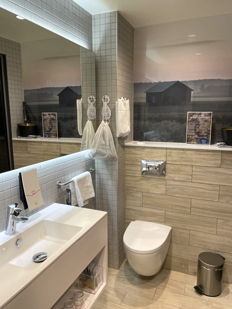 modernit, remontoidut vessat hotellihuoneessa