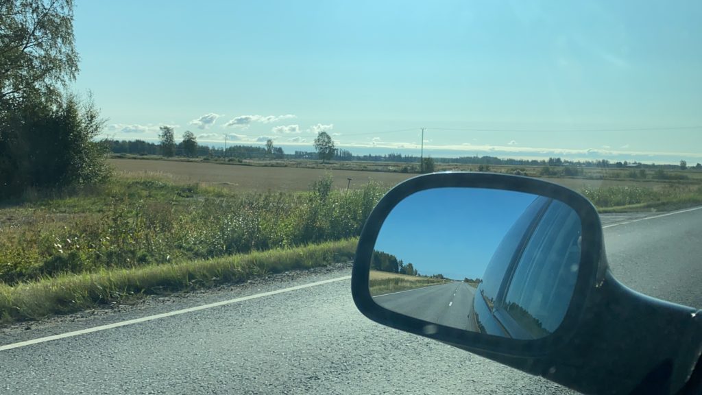 Route 66 ja auton peili näkyvissä.