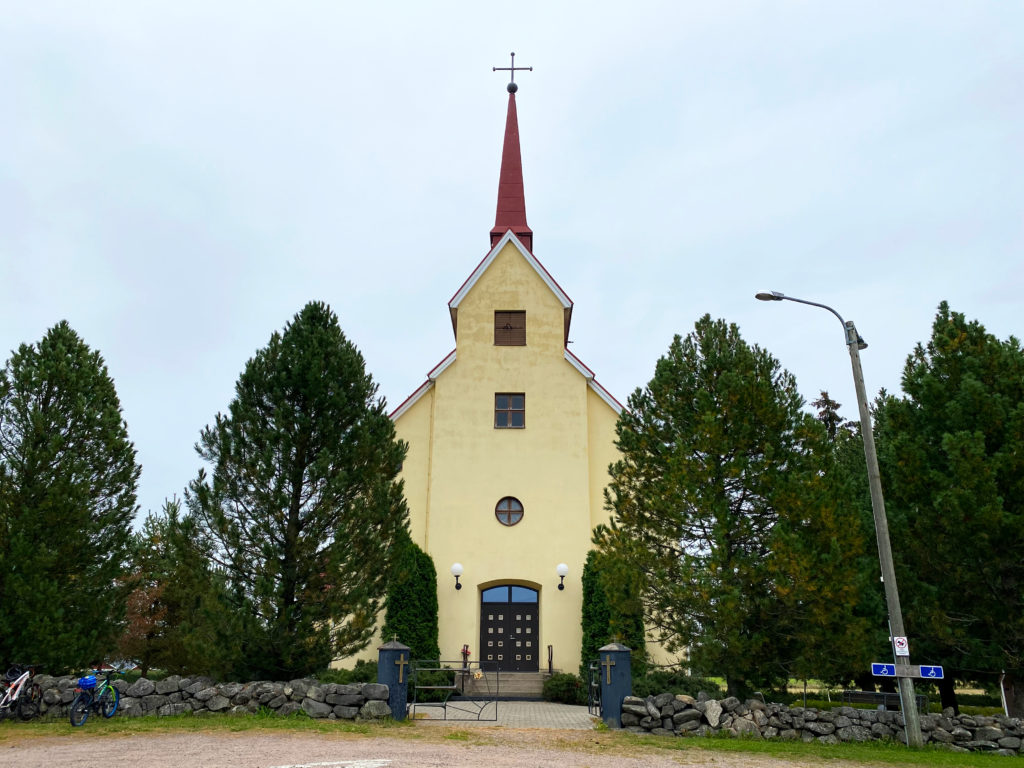 Kitinojan kirkko puiden taustalla