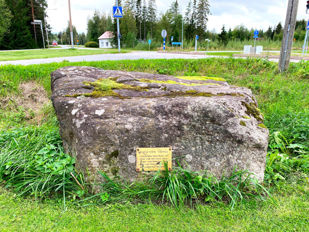 Kusikivi Kurikassa. Tarinan mukaan Ruotsin kuningas olisi joskus käynyt tämän kyseisen kiven takana kusella.