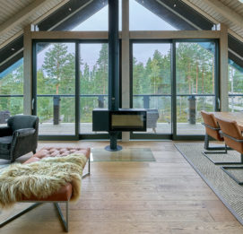 Naava Chalet kattohuoneistossa on tyylikäs sisustus sekä parvekkeelta näkymä luontoon.