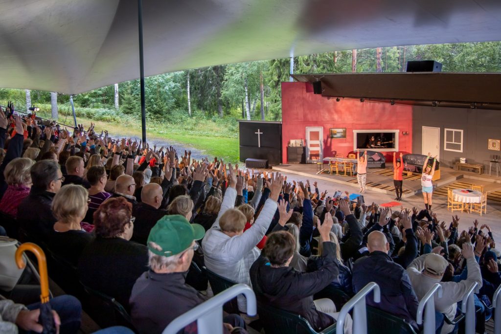 Yleisö osallistuu Lappajärven Kesäteatterin yleisö osallistuu teatteriesitykseen