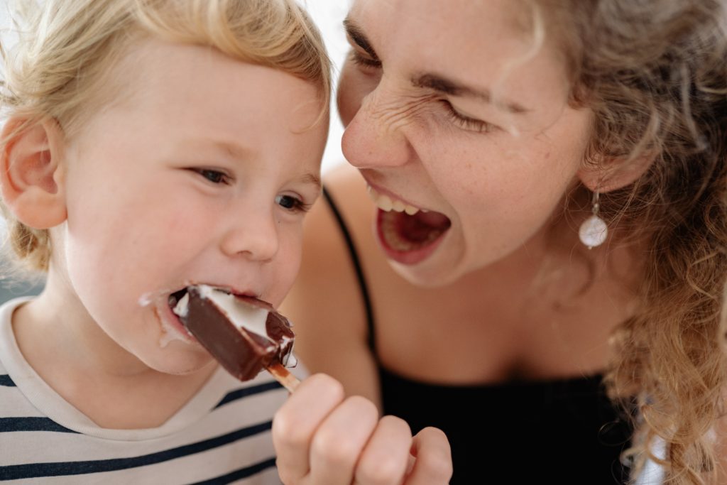 äiti ja lapsi syövät jäätelöä