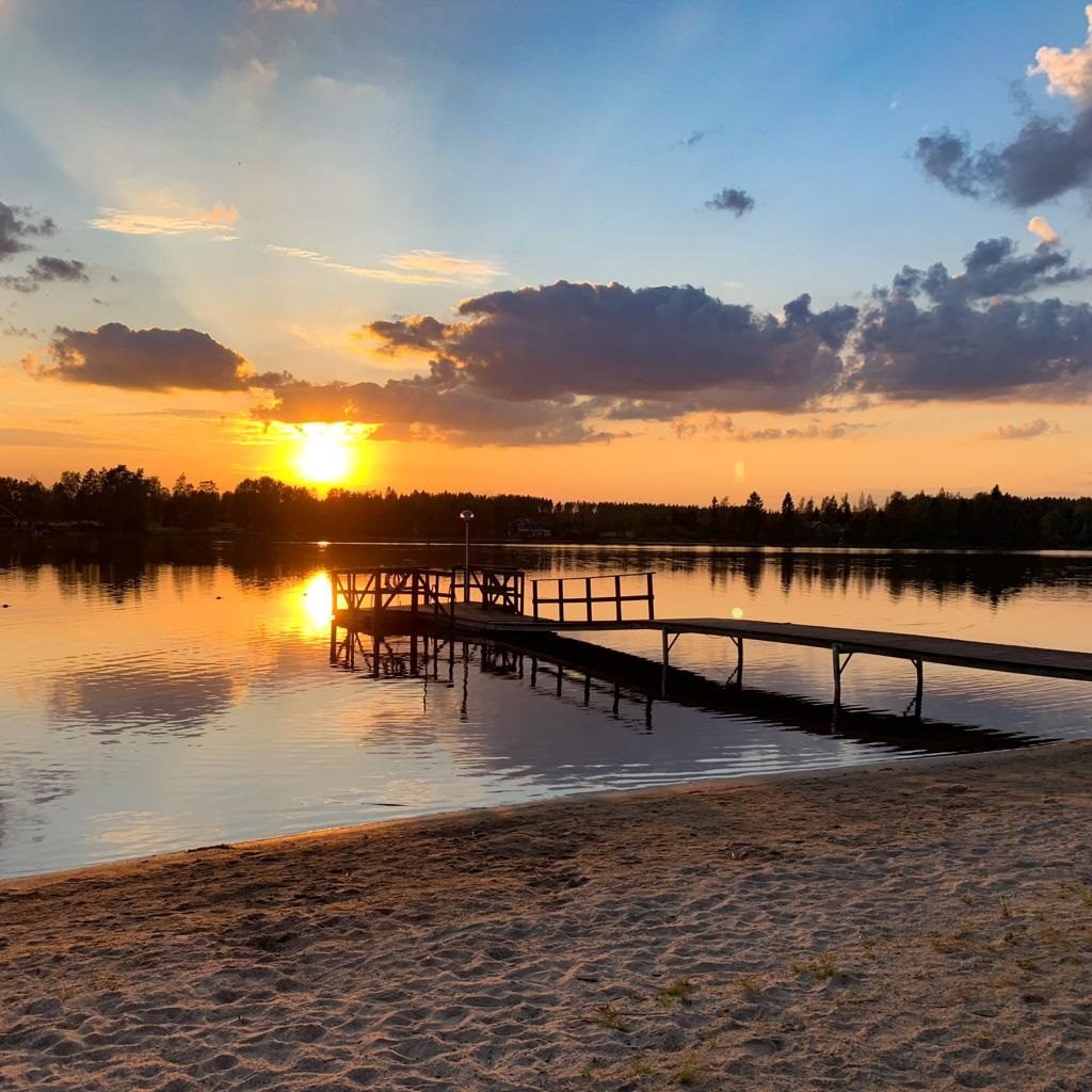 auringonlasku järvellä. laituri