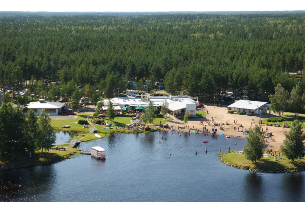 Kalajärven matkailukeskus ja uimaranta yläilmoista kuvattuna.