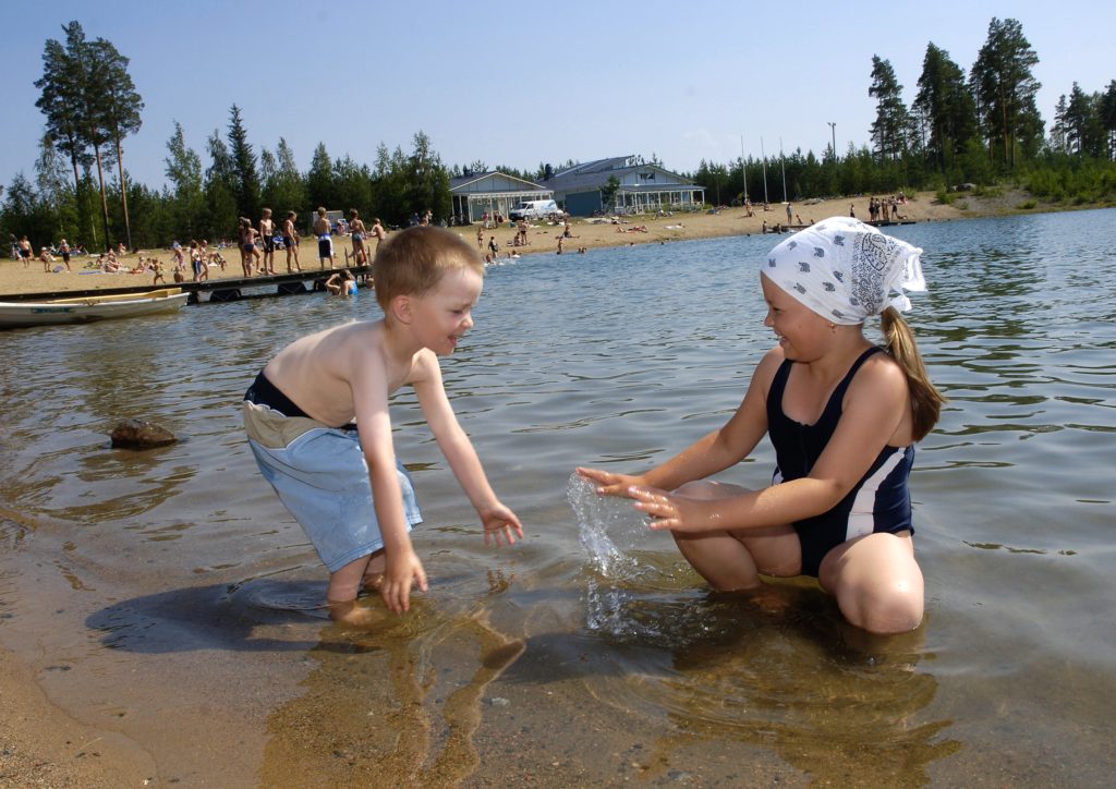 Lapset leikkivät Nurmon Tanelinrannan uimarannalla.