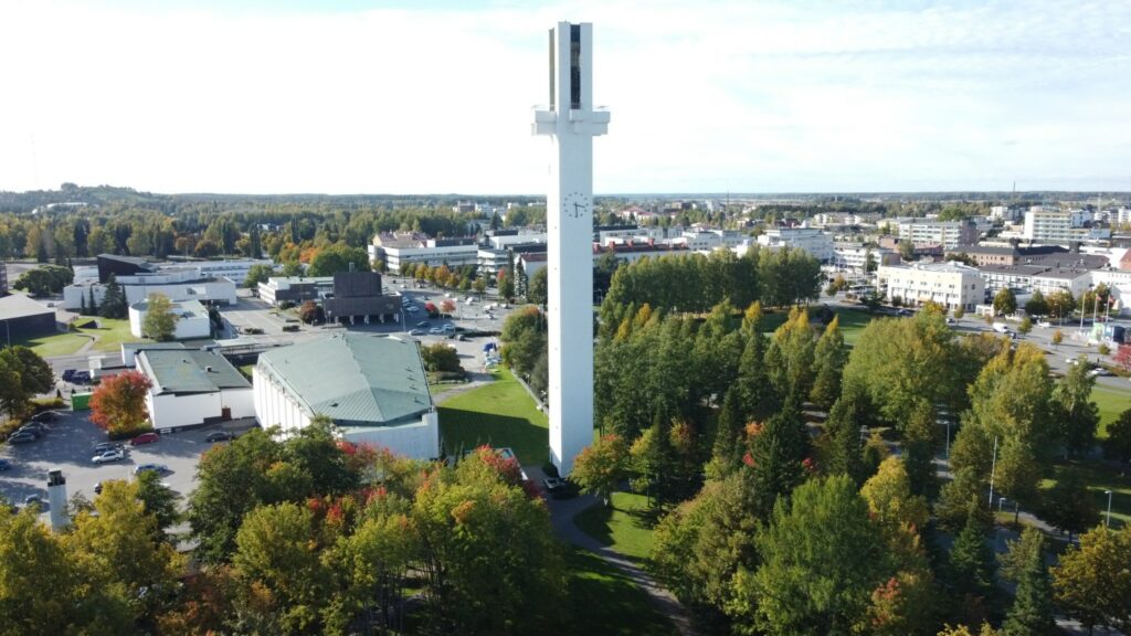 Ilmakuva Aalto-keskuksesta, jossa näkyy Lakeuen Risti ja muita rakennuksia vehreän puiston keskellä.