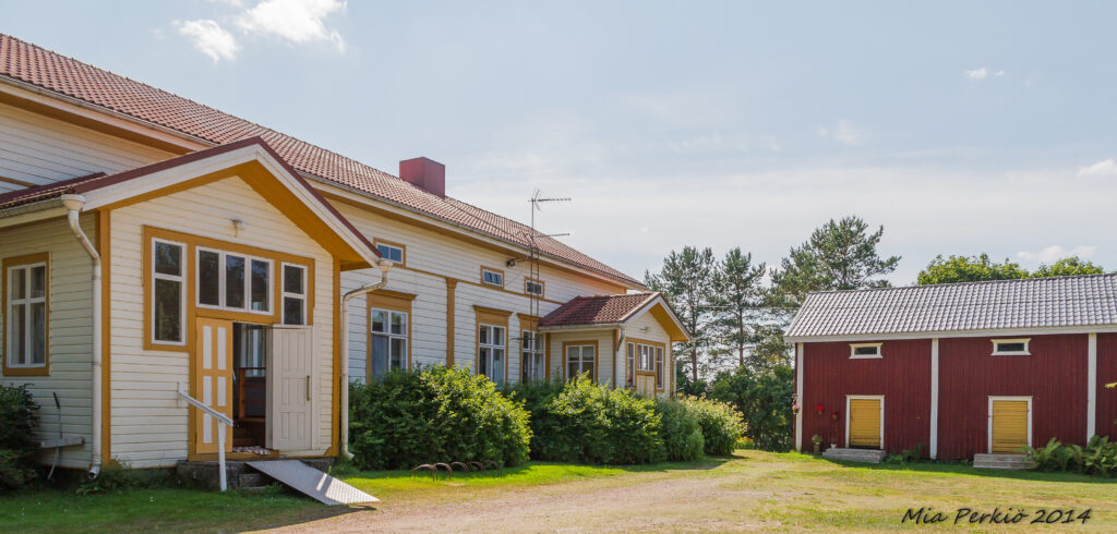 Isojoen kotiseututalo- ja museo Vanhan Pappilan pihapiiri kuvattuna kesällä 