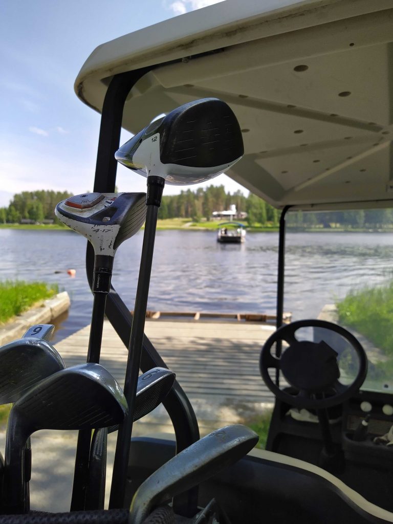 Golfmailat Lappajärven golfkentällä golfautossa.